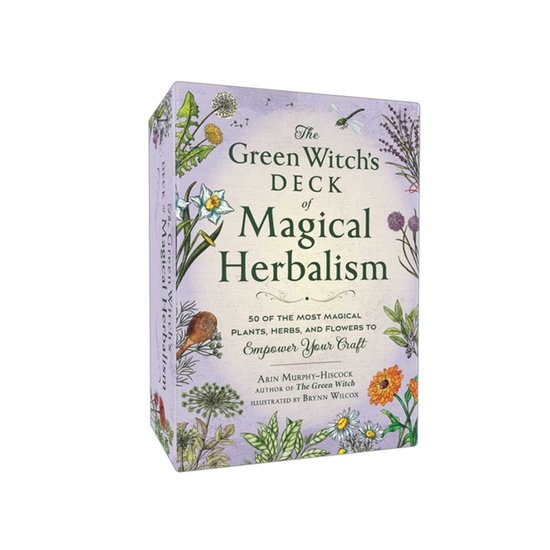 Boîte de cartes avec le titre 'The Green Witch's Deck of Magical Herbalism', entourée de plantes et de fleurs.