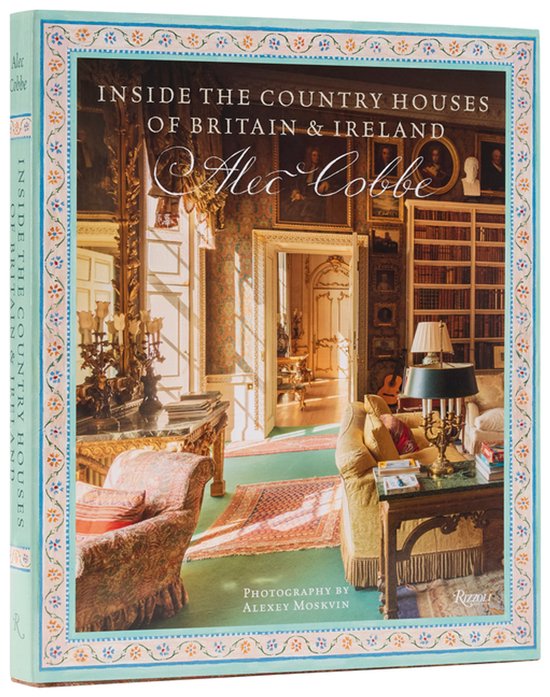 Boek 'Inside the Country Houses of Britain & Ireland' met gouden letters en decoratieve rand, fotografie van Alexey Moslvin.