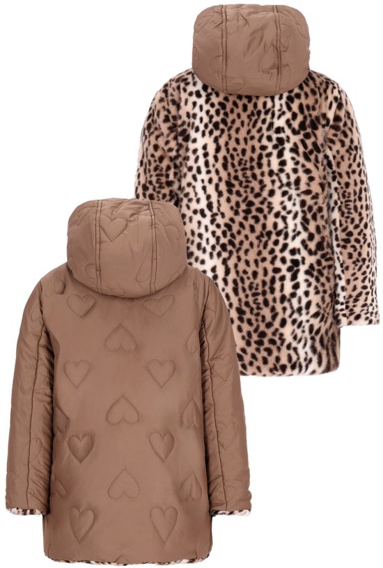 Achterkant van bruine jas met hartjespatroon en leopardprint jas.