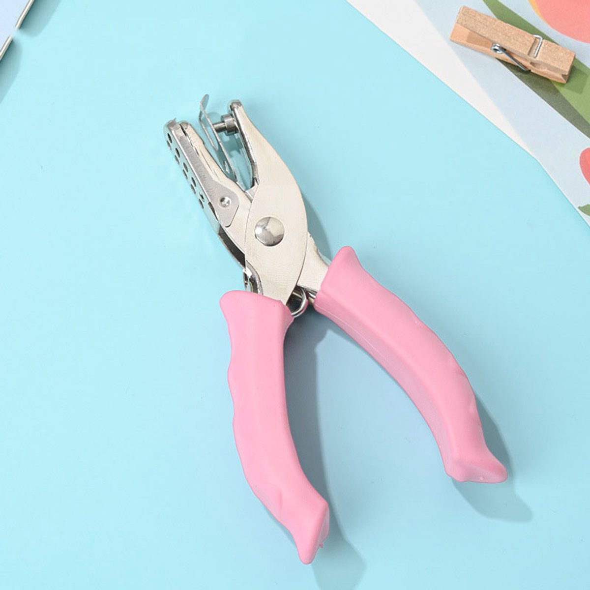 Handmatige metalen perforator voor één gat — Rond gat van 6 mm — 1 stuk — Geschikt voor doe-het-zelfprojecten met papier, kaarten, labels, plakboeken, cadeaubonnen, fotoalbums en notitieblokken — Compact en praktisch — Stevig en duurzaam