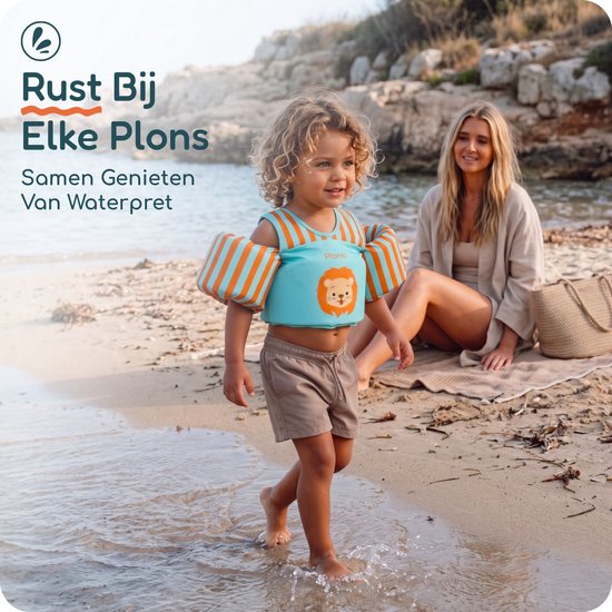 Turquoise zwemvest met oranje strepen en een leeuwenprint voor een kind. Vrouw op de achtergrond op het strand.