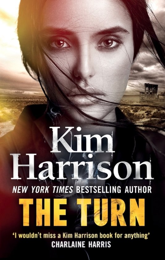 Boekomslag van "The Turn" door Kim Harrison. Een vrouw met donker haar kijkt intens naar de camera, met een desolate achtergrond.