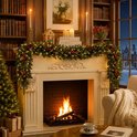 Verlichte kerstguirlande met dennenappels en bessen versiert een schouw in een kamer met een haardvuur en boeken.