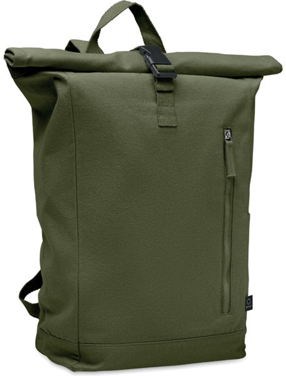 Rolltop rugzak met klittenbandsluiting in 390gr/m² gerecycled katoen (80%) en gerecycled polyester (20%). Voorzak met ritssluiting. Army Green