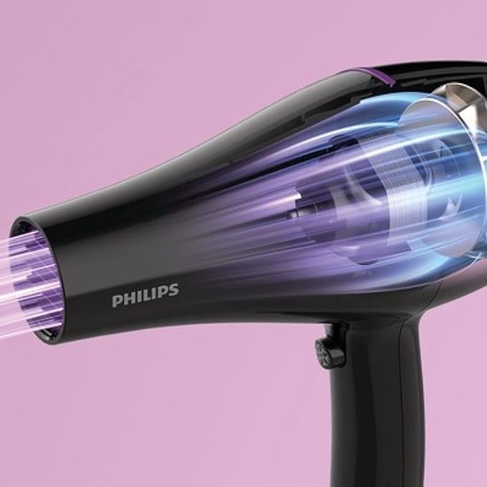 Zwarte Philips föhn met glanzende afwerking en paarse accenten. Zichtbare luchtstroom met blauw en paars licht.
