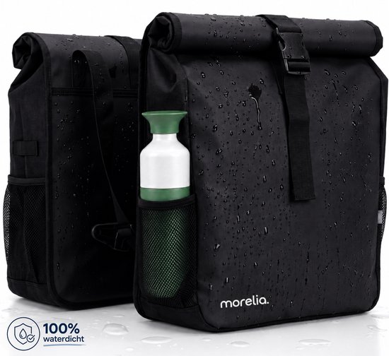 Deux sacoches de vélo Morelia noires avec fermeture enroulable et une bouteille verte dans la poche latérale. Gouttes d'eau sur le sac. 100% étanche.
