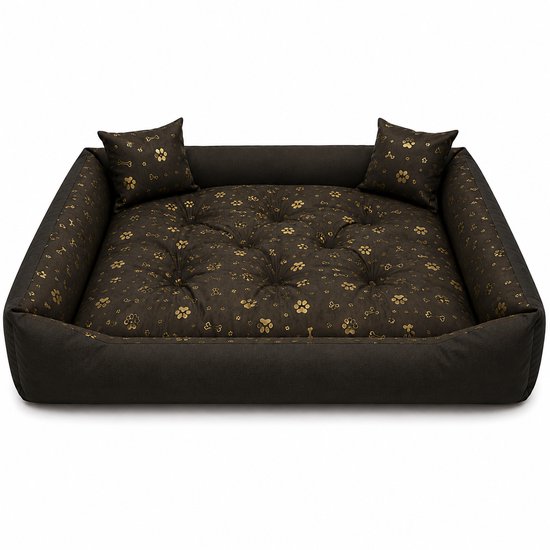 Donkerbruin hondenbed met pootjes en botjes patroon in goud. Twee kussentjes aan de kopse kant.
