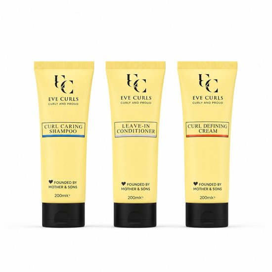 Drie gele flacons van Eve Curls met zwarte doppen. Links 'Curl Caring Shampoo', midden 'Leave-In Conditioner', rechts 'Curl Defining Cream'.