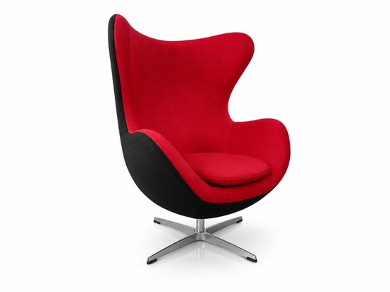 Rode fauteuil met zwarte onderkant, staand op een metalen kruisvoet. De stoel is zijaanzicht.