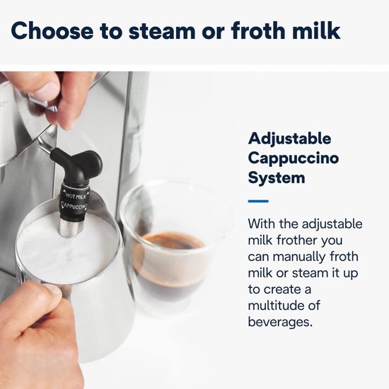 Een hand gebruikt de stoompijp van de De'Longhi espressomachine om melk op te schuimen in een RVS kannetje.
