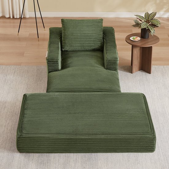 Groene corduroy fauteuil met uitklapbaar bed, het bed is uitgeschoven.