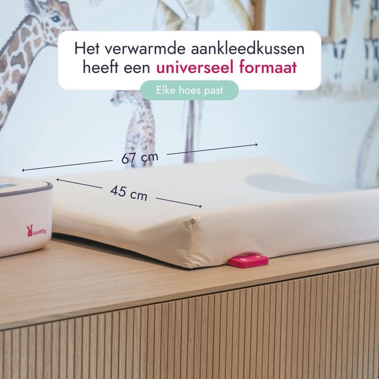 Een zandkleurig, verwarmd aankleedkussen met afmetingen 67x45 cm.