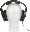 Zwarte over-ear koptelefoon met comfortabele hoofdband en oorkussens op een etalagekop.