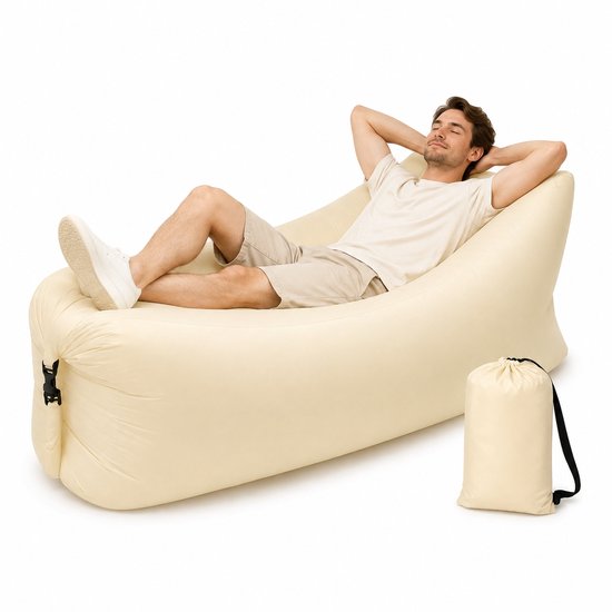 Man ontspant op crème opblaasbare loungestoel, witte achtergrond. Crème draagtas ernaast.