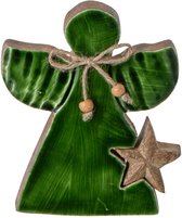 Groene engel van mangohout met een houten ster en sierlijk touw met kralendetail.