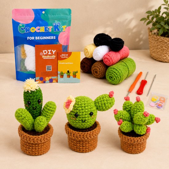 Crochet kit met drie gehaakte cactussen, garens, vulling, naald, haaknaalden en instructies.