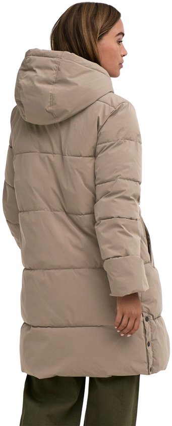 Bruine, lange winterjas met capuchon, gedragen door een model, van achteren gezien.