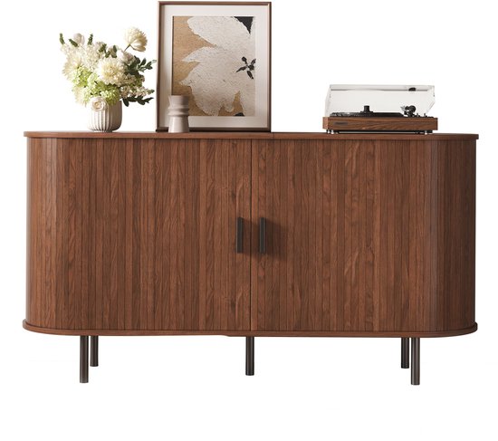Walnootkleurig dressoir met gebogen zijkanten, twee deuren met verticale groeven en zwarte handgrepen. Bovenop staan een vaas met bloemen, een schilderij en een platenspeler.