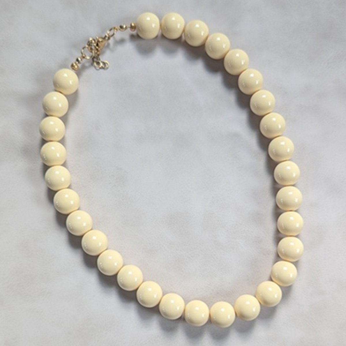 SWAN - halsketting - kralenketting - statement ketting - necklace - Pilion - grote kralen - acryl - 14mm - geel - botergeel - pastel geel