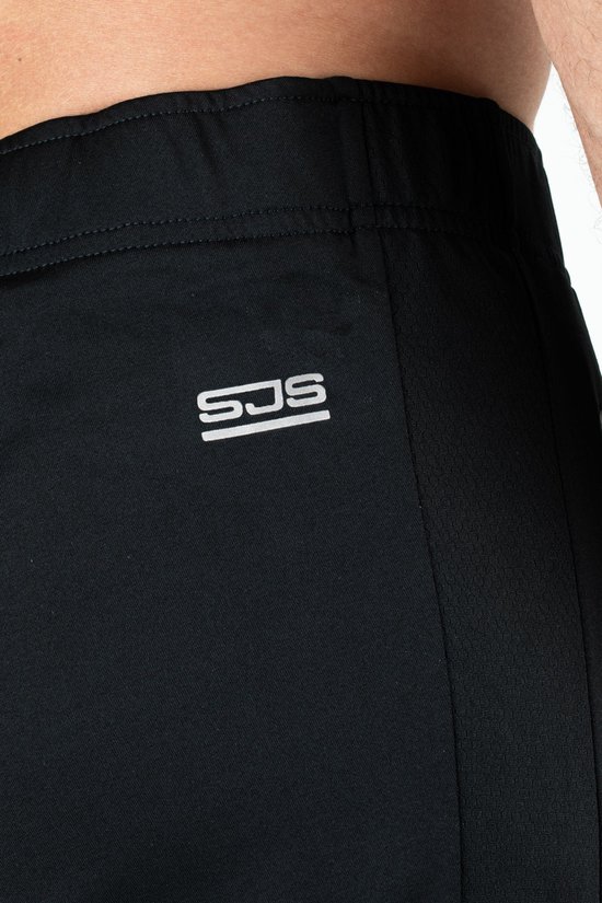 Detail van een zwarte trainingsbroek met wit 'SJS'-logo en mesh textuur aan de zijkant.