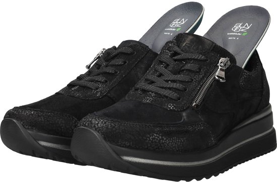 Paar zwarte sneakers met dikke zolen en ritsen.