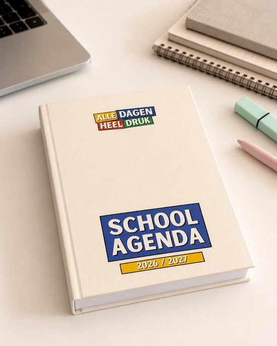 Crème agenda met de tekst 'ALLE DAGEN HEEL DRUK' in kleur en 'SCHOOL AGENDA 2026 / 2027' in blauwe letters.