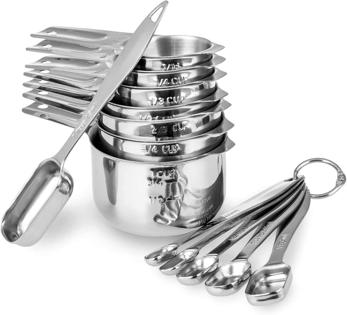Een set van 13 maatbekers en -lepels, gemaakt van 18/8 roestvrij staal, Geschikt voor stevige en duurzame ergonomische handgrepen en een ringconnector, in zilver.