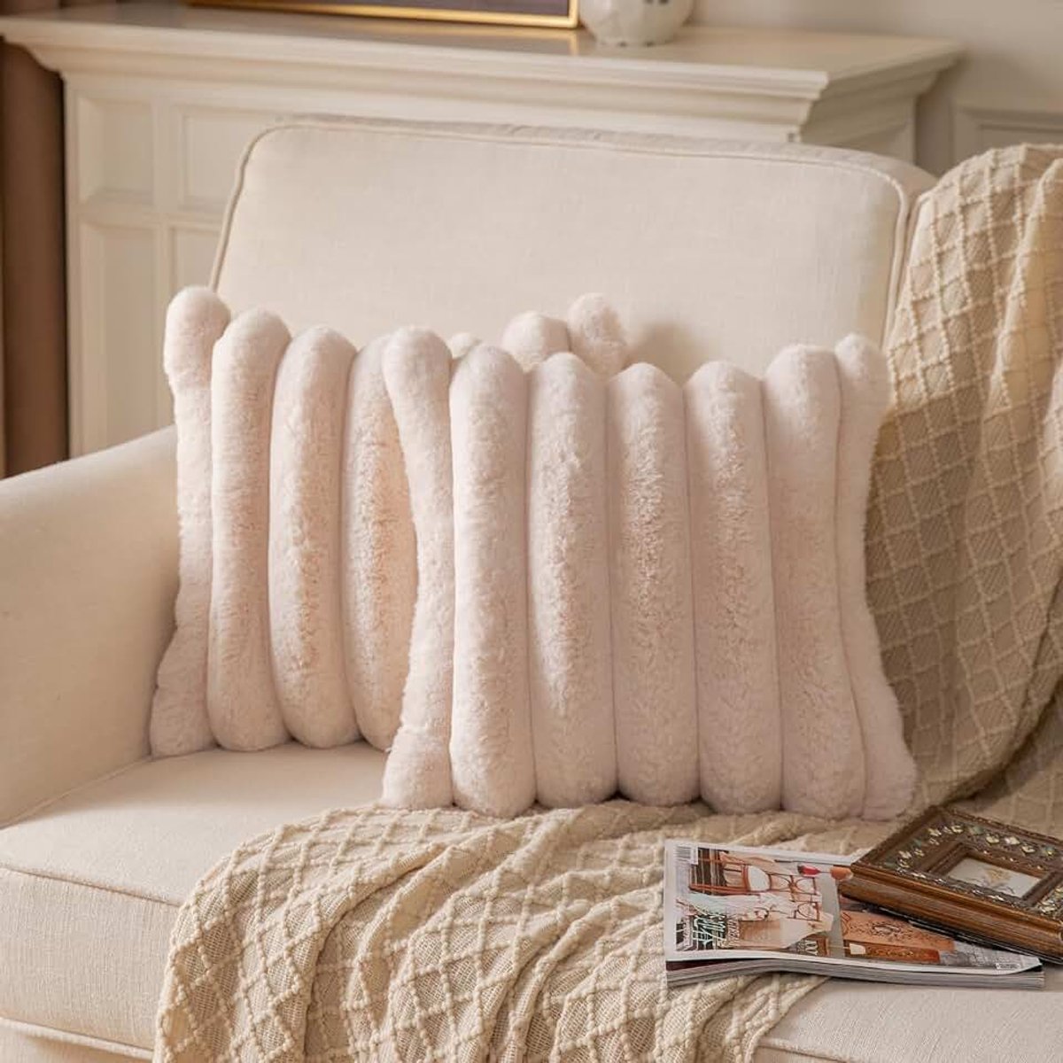 Set van 2 beige gestreepte decoratieve kussenhoezen 40x40 cm, pluche, zachte kussensloop met fluwelen achterkant, kunstbont kussenslopen bank, bed, woonkamer
