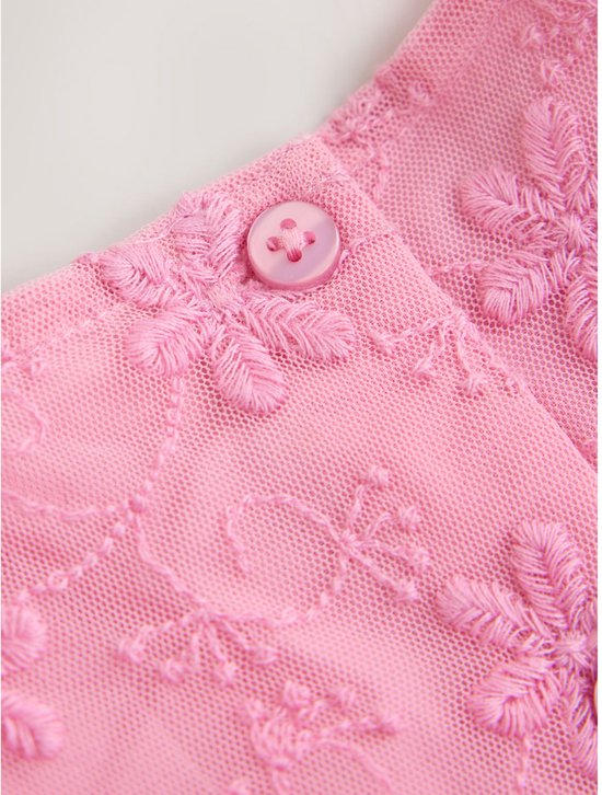Roze feestjurk met geborduurde bloemen en een knoopsluiting.