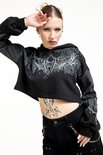 Zwarte crop hoodie met grafische print van een bos en demonische kop. Model draagt de hoodie.