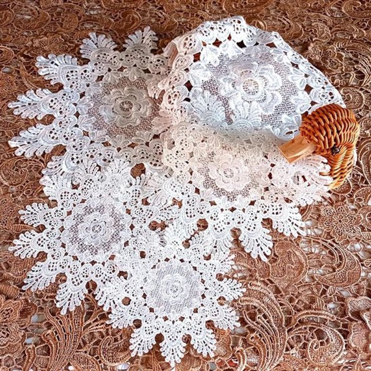 - Tafel Placemat - Kant Borduurwerk - Ronde Bloemenvorm - Onderzetters - Gehaakte Dekjes - Geschikt voor Eetkamer - Wit - 4 Stuks placemat en onderzetters kant, mat, tafelset, cup, voor bruiloft, 20 cm, hosta.