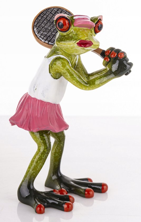 Groene kikker met rode lippen, witte tanktop en roze rok, met tennisracket. Rode ogen en roze hoofdband.