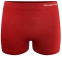 Een rode, naadloze short met logo op de tailleband.