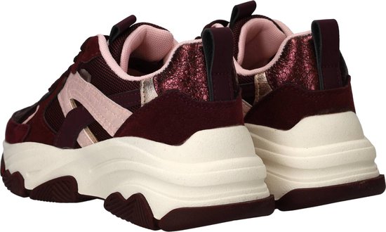 Achterkant van bordeauxrode sneakers met metallic roze hielkap en dikke witte profielzool.