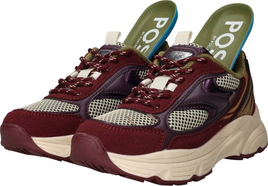 Burgondische suède sneakers met paarse metallic accenten en groene binnenzolen.