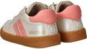 Achterkant van licht gouden leren sneakers met roze hiel en "Limited Edition" opdruk.
