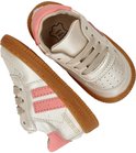 Licht gouden leren sneakers met roze accenten en veter sluiting.