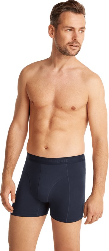 Man met donkerbruin haar in een donkerblauwe short van ten Cate.