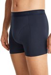 Man met donkerblauwe short met zwarte tailleband.