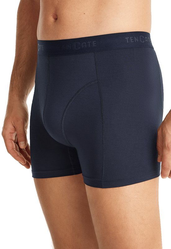 Man met donkerblauwe short met zwarte tailleband.