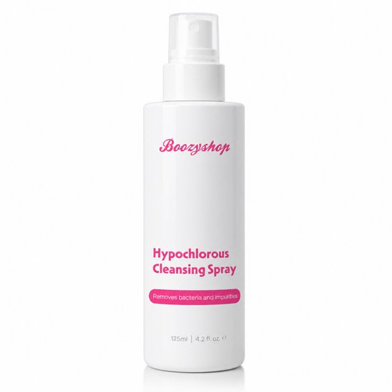 Witte sprayflacon met Boozyshop logo en "Hypochlorous Cleansing Spray" tekst.