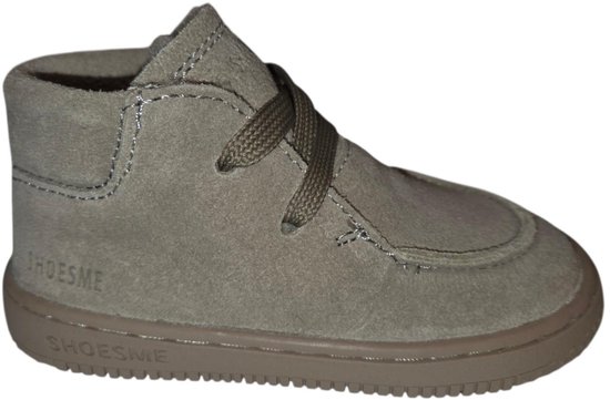 Lichtbruine suède sneaker met veters, schapenvachtvoering en 'SHOESME' op de zijkant.