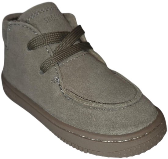 Lichtbruine suède schoen met veters en "SHOESME" logo op de zijkant.
