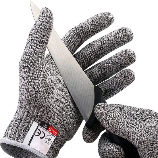 Grijze anti-snijhandschoenen die een mes vasthouden, met CE en EN388 label.