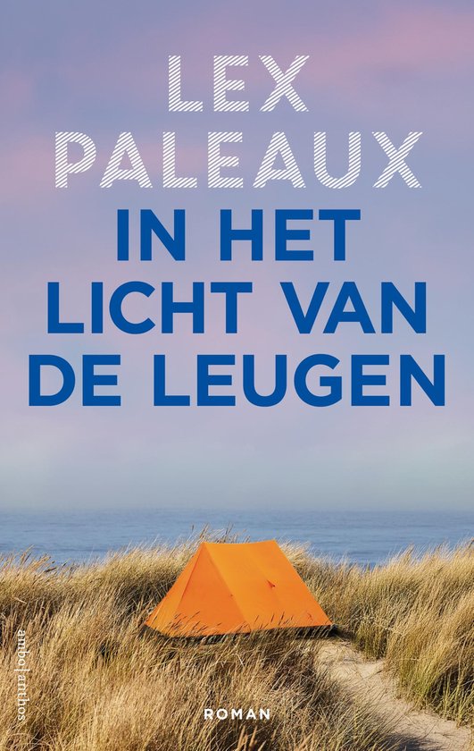 Boek 'In het licht van de leugen' met een oranje tent op het strand in het gras.