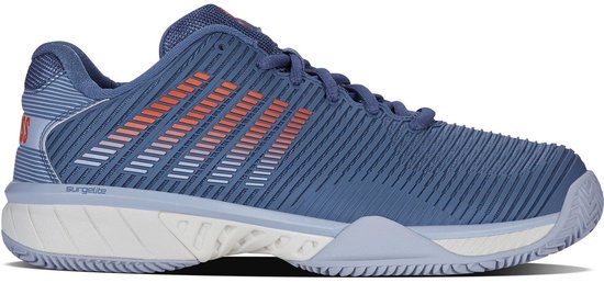 Blauwe tennisschoen met oranje strepen en witte zool. K-Swiss logo op de hiel.