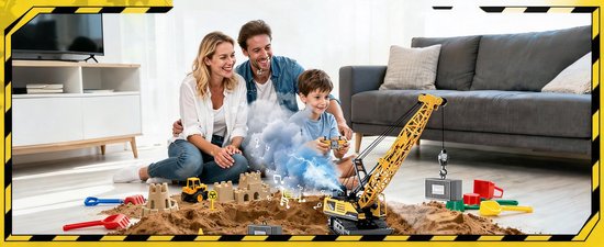 Gezin speelt met een gele bouwkraan op zand met zandkastelen. De kraan hijst een grijze container. De ouders kijken lachend toe.