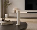 Beige staande diffuser op een salontafel in een modern interieur.