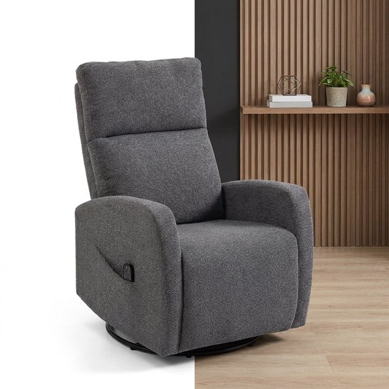 Fauteuil inclinable gris foncé en tissu texturé, dans un salon avec un panneau mural en bois.
