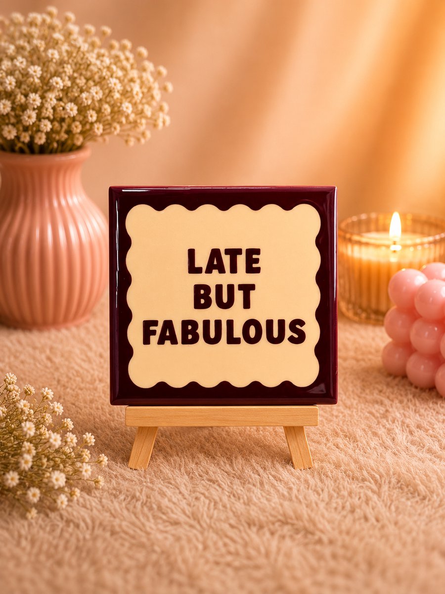 Tegeltje "Late But Fabulous" | Viva Femme | Tegeltjes met tekst | Decoratie | Wonen | Cadeau | Spreuktegel | Humor